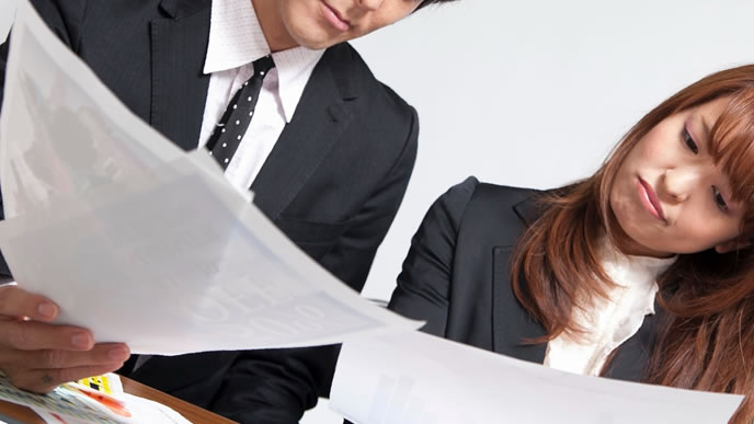 どれを採用するか選んでいる男性と女性