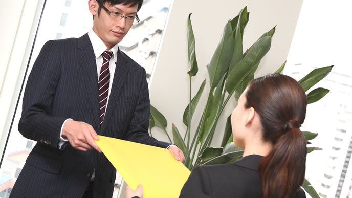 エントリーシートを渡している女性