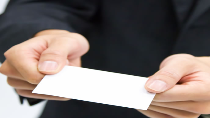 名刺を渡して挨拶する男性