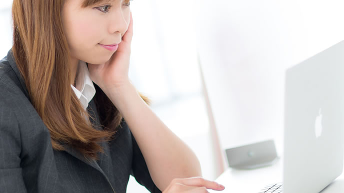 パソコンで書類を作る女性