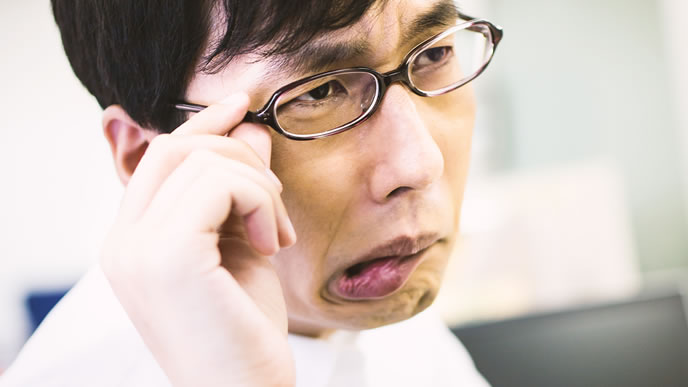 悪い表情の男性