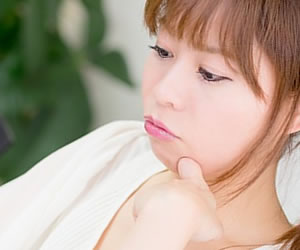 履歴書に資格を書く女性