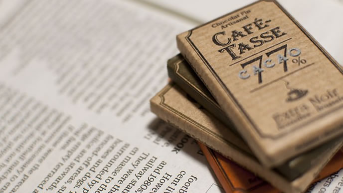 英語の新聞とクッキー