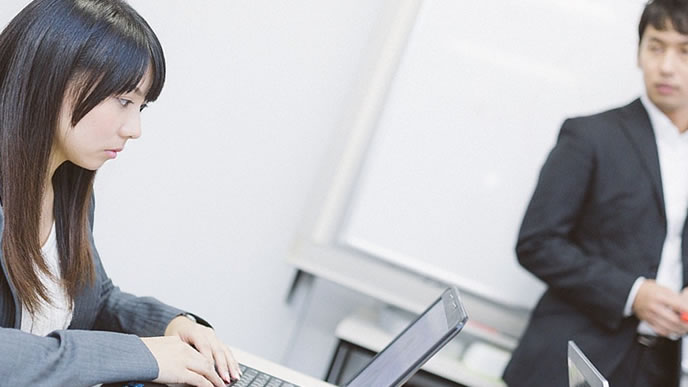 資格を勉強中の女性