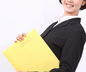 履歴書が入る封筒を持った女性