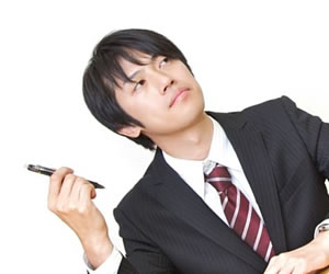 希望する案件を考えている男性