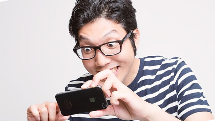 満面の笑みで撮影する男性