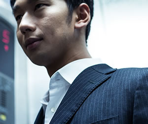 フォーマルスーツで決める男性