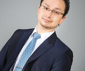 キメ顔で証明写真を撮影する男性