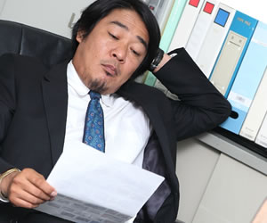 自分の経歴を考えている男性