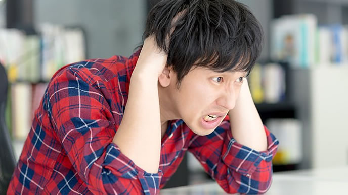 自分のミスに気づいた男性