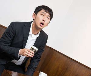 漠然と話す男性