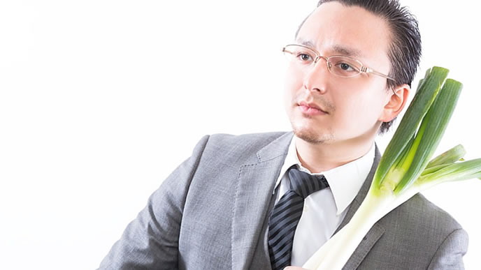 関係のないものを背負う男性