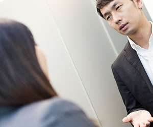 一貫性のない話する男性