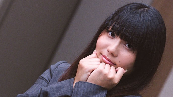 面接官にゴマをする女性