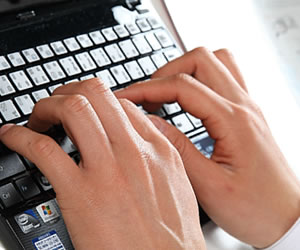 エントリーシートを作る男性