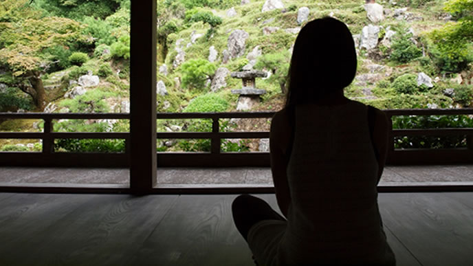 リラックスする女性