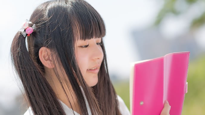 日記をテェックする女性