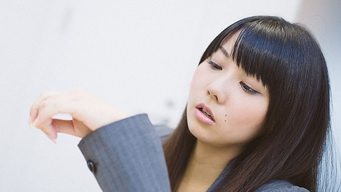 時間を気にする女性