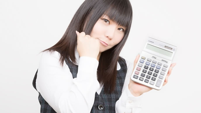 電卓を持った事務員