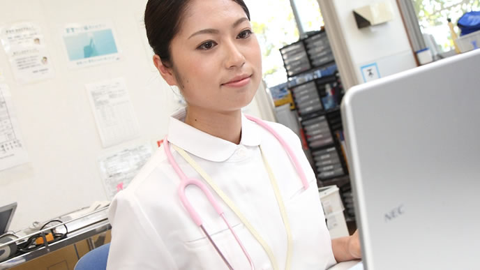 薬局で事務作業中の女性