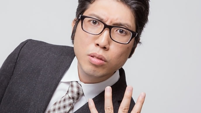 説得力を見せ付ける男性