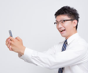 スマホでアピールする男性