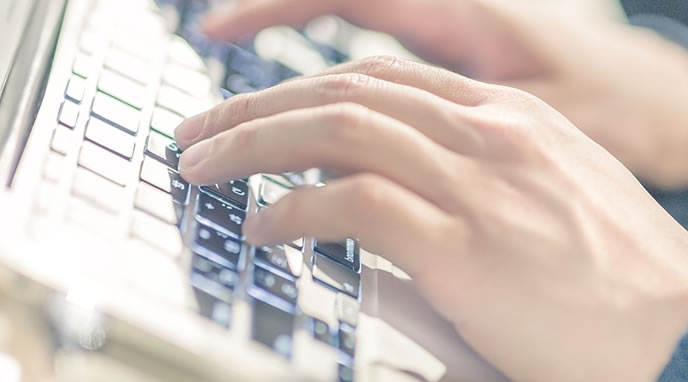 パソコンに入力中の人