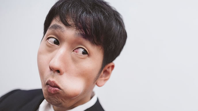 ドヤ顔を見せ付ける男性