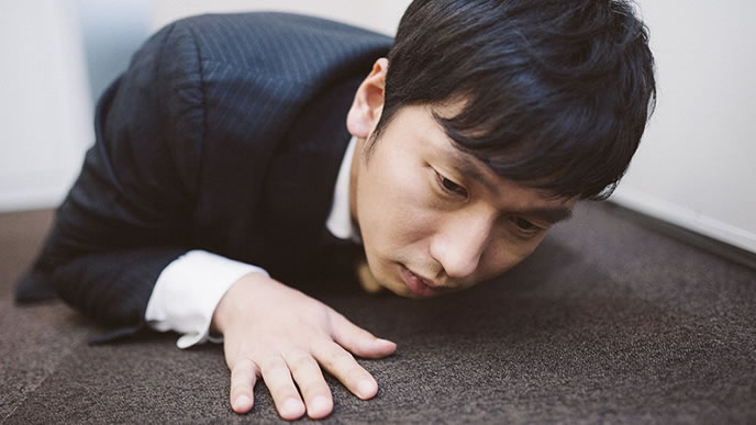 行き倒れている男性