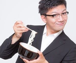 大好きなうどんに満足する男性