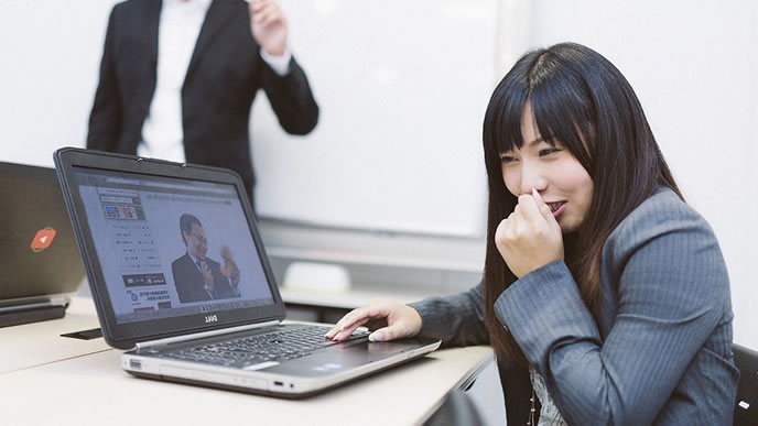 こっそり転職サイトを見る女性