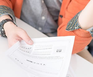 書類を読む男性