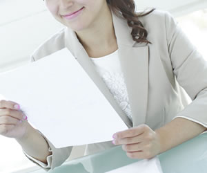 書いた書類を確認する女性