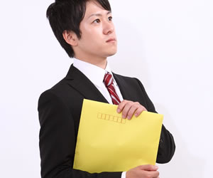 A4の封筒を持つ男性