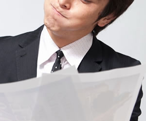 書類の記入漏れを確認する男性