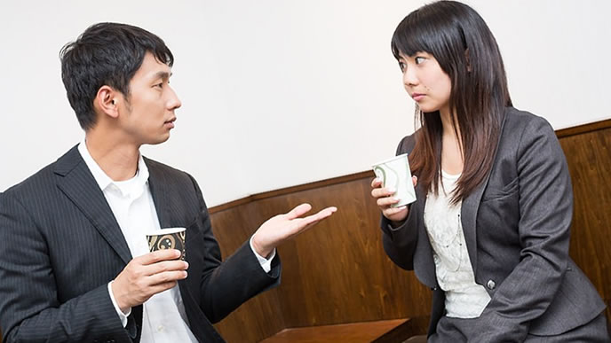 悩みを相談する女性