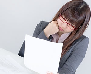 書類を見つめる女性