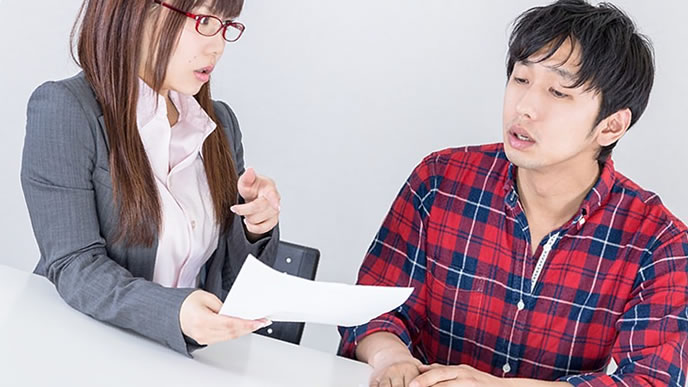 男性を注意する女性