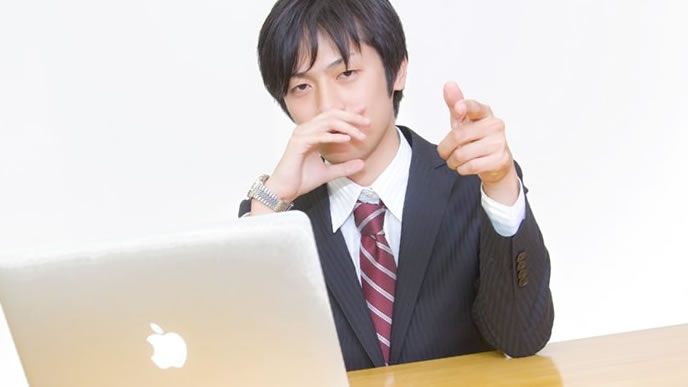 指さしで応援する男性