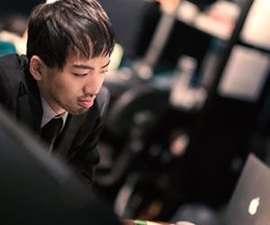 不安になりながら残業する男性
