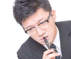何かを狙っている男性