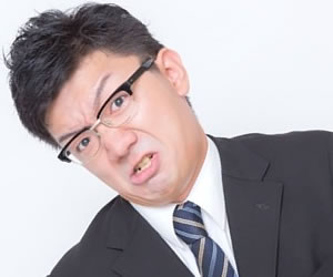 強引な表情の男性