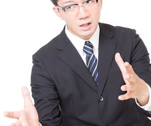 冷静に話す男性