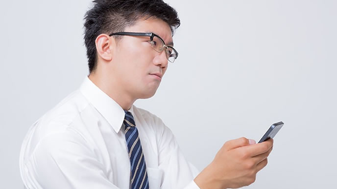 メールを送る男性