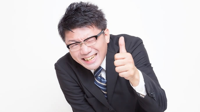 オッケーサインを出す男性