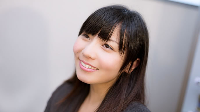 清潔感のある黒髪の女性