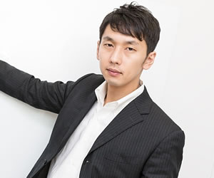 サッパリした髪型の男性