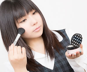 メイク中の女性