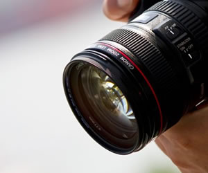 プロのカメラマンの手つき